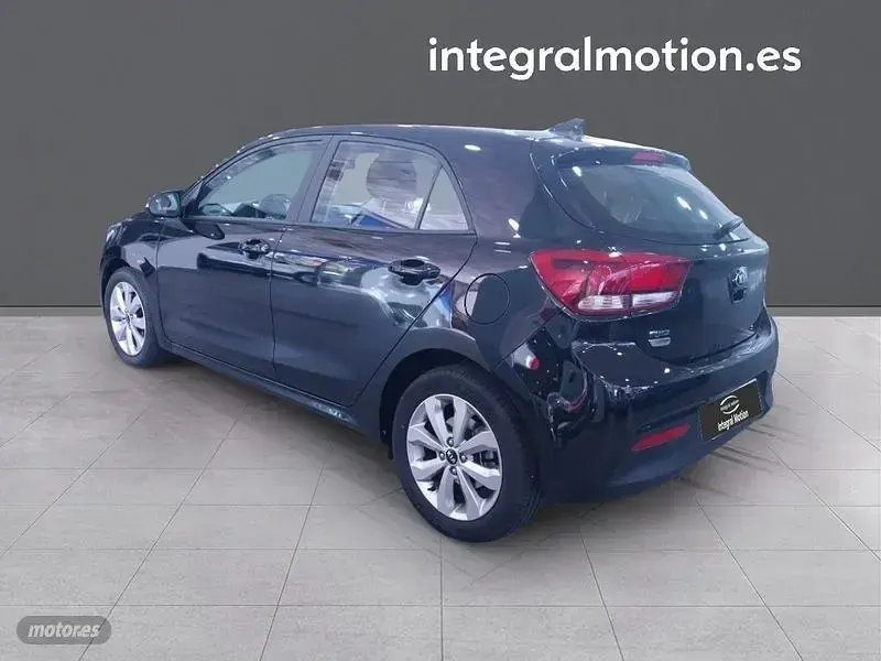 Usado Kia Rio 100 CV (73 kW) 2021 Negro Berlina