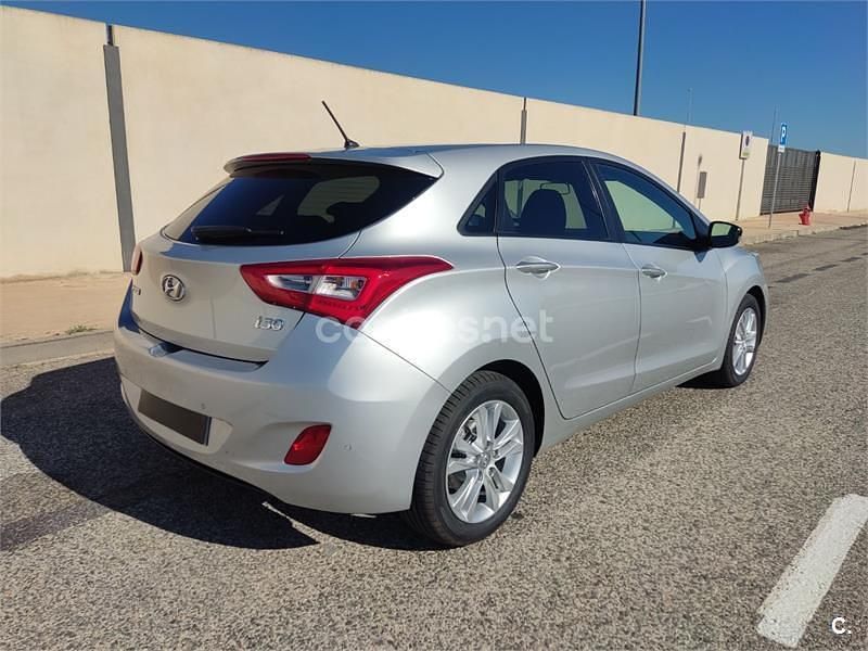Usado Hyundai i30 110 CV (80 kW) 2014 Gris / plata Berlina