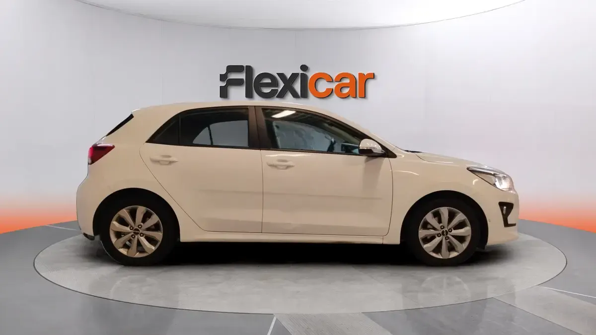 Usado Kia Rio 101 CV (74 kW) 2023 Blanco Berlina
