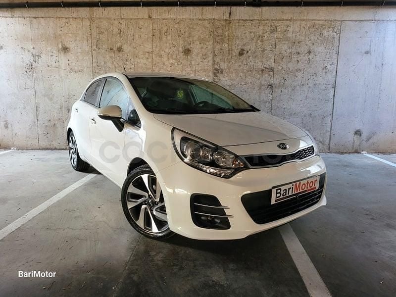 Usado Kia Rio 75 CV (55 kW) 2017 Blanco Berlina