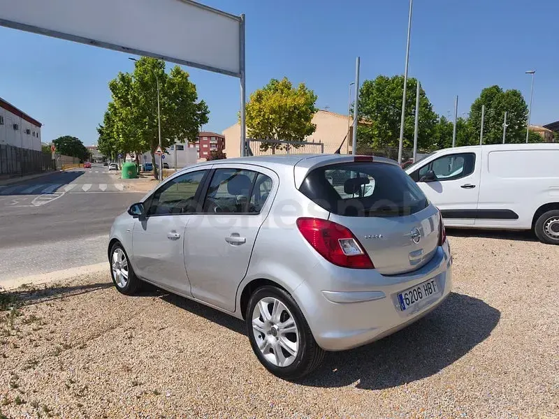 Usado Opel Corsa Selective 85 CV (62 kW) 2012 Gris / plata Utilitario