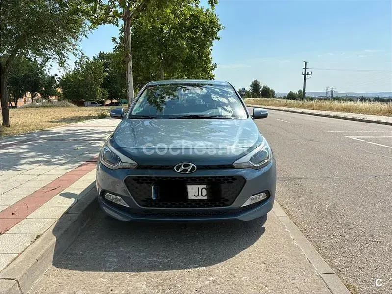 Usado Hyundai i20 84 CV (61 kW) 2015 Azul Berlina