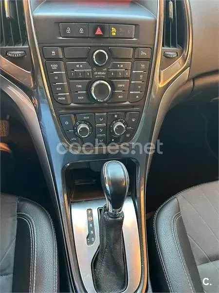 Usado Opel Astra Excellence 165 CV (121 kW) 2014 Gris / plata Familiar