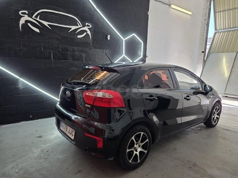 Usado Kia Rio 75 CV (55 kW) 2015 Negro Berlina
