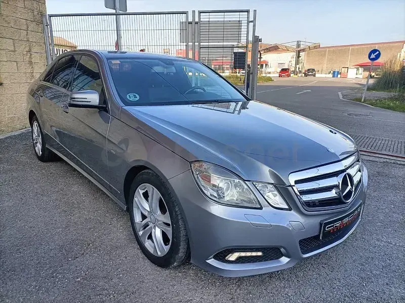 Usado Mercedes E220 Avantgarde 170 CV (125 kW) 2010 Gris / plata Berlina