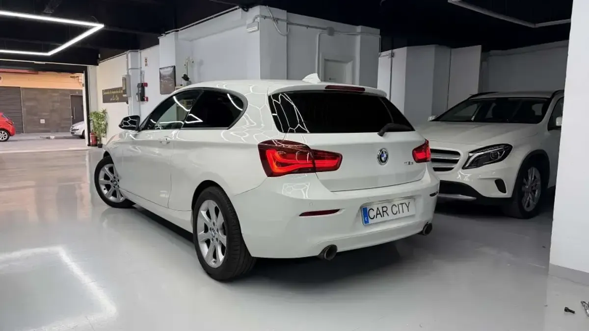 Usado BMW 118 Sport Line 150 CV (110 kW) 2016 Blanco Utilitario