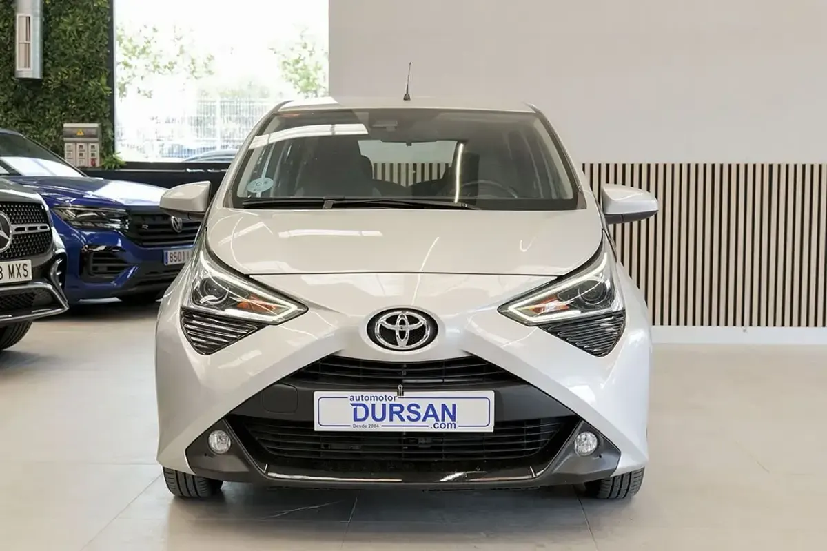 Usado Toyota Aygo X-play 72 CV (52 kW) 2021 Gris claro Utilitario