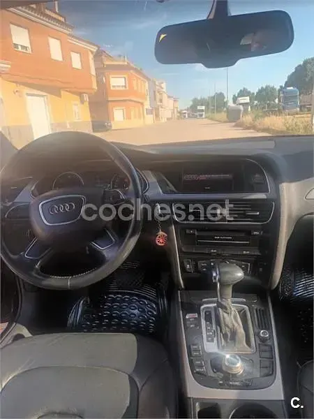Usado Audi A4 120 CV (88 kW) 2012 Negro Familiar