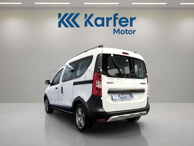 Usado Dacia Dokker Comfort 95 CV (69 kW) 2021 Blanco Monovolumen