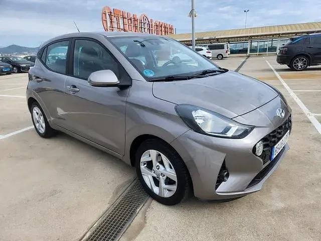 Usado Hyundai i10 67 CV (49 kW) 2021 Gris Utilitario