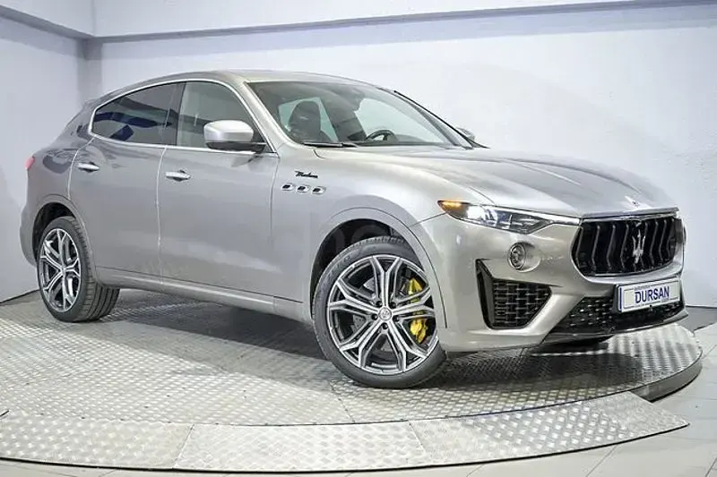 Usado Maserati Levante 430 CV (316 kW) 2022 Gris / plata SUV