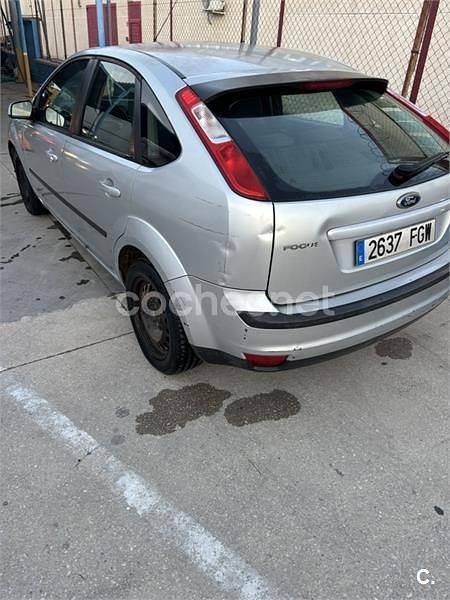 Usado Ford Focus Trend 115 CV (84 kW) 2006 Gris / plata Berlina