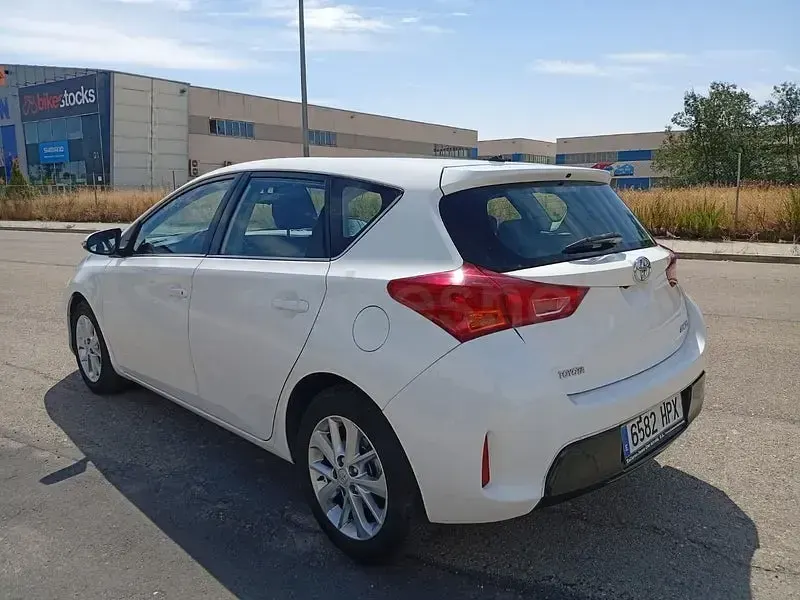 Usado Toyota Auris Active 132 CV (97 kW) 2013 Blanco Berlina