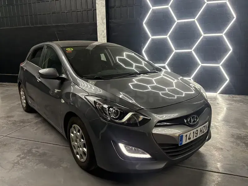 Usado Hyundai i30 110 CV (80 kW) 2015 Gris / plata Berlina