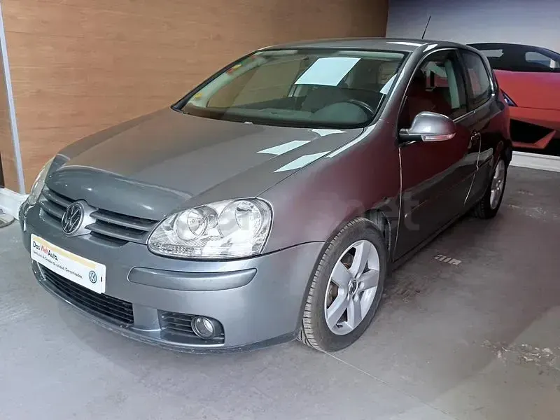 Usado VW Golf V Sportline 105 CV (77 kW) 2007 Gris / plata Berlina