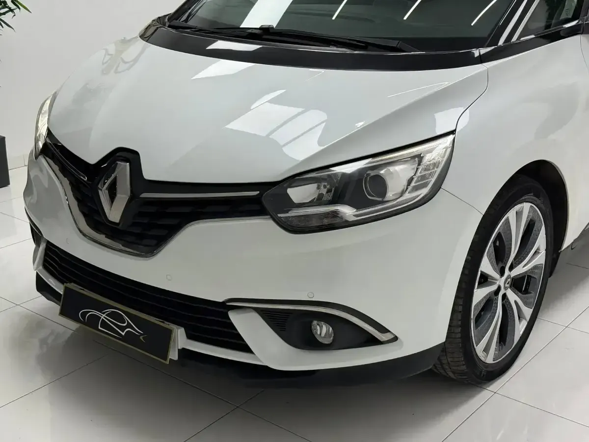 Usado Renault Grand Scénic IV Zen 130 CV (95 kW) 2017 Blanco Monovolumen