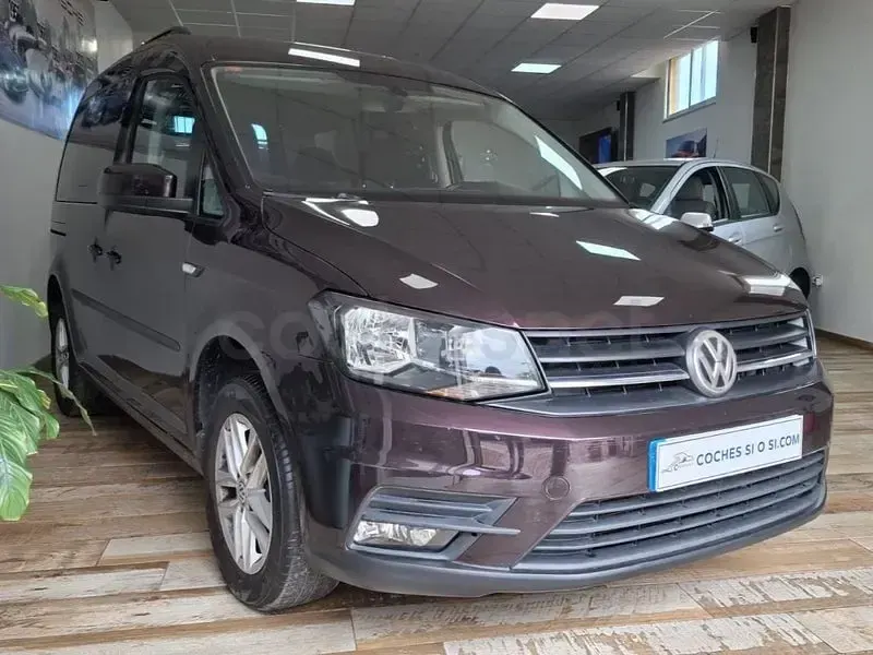 Usado VW Caddy Trendline 102 CV (75 kW) 2016 Violeta / lila Monovolumen