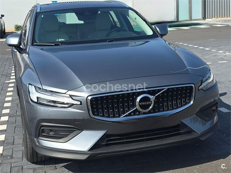 Gris / plata Usado 2021 Volvo V60 CC Pro Familiar | 27.600 € - Imagen 1/4