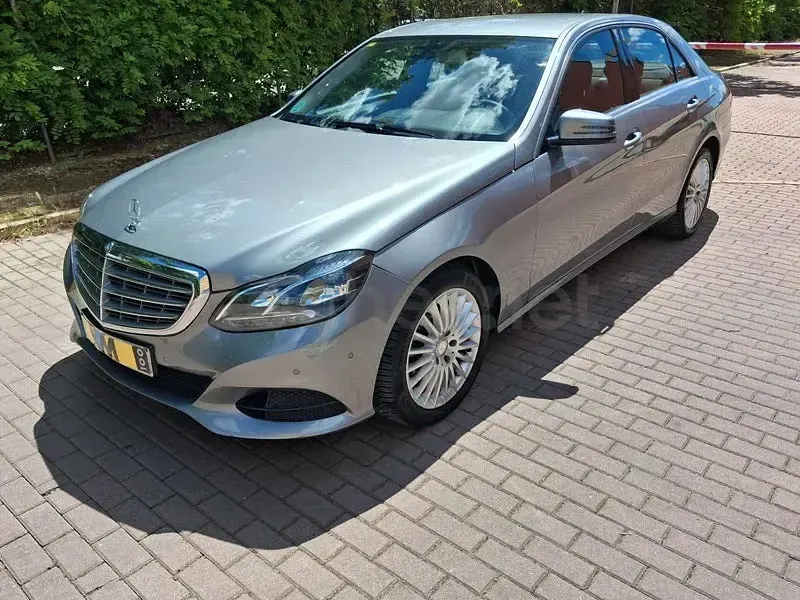 Usado Mercedes E350 Avantgarde 252 CV (185 kW) 2013 Gris / plata Berlina