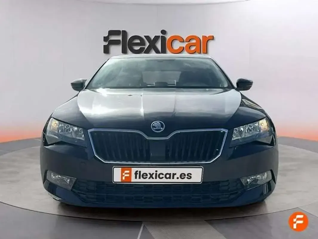 Usado Skoda Superb Active 150 CV (110 kW) 2018 Negro Familiar