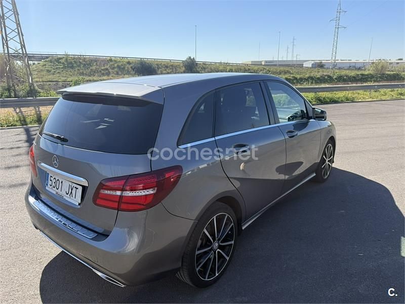 Usado Mercedes B180 109 CV (80 kW) 2017 Gris / plata Monovolumen