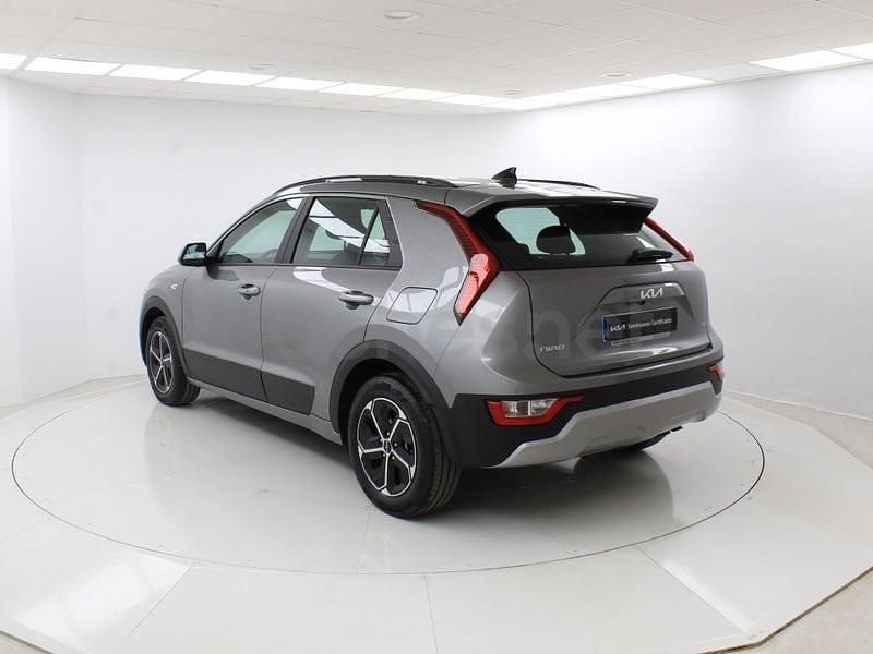 Usado Kia Niro 141 CV (103 kW) 2024 Gris / plata SUV