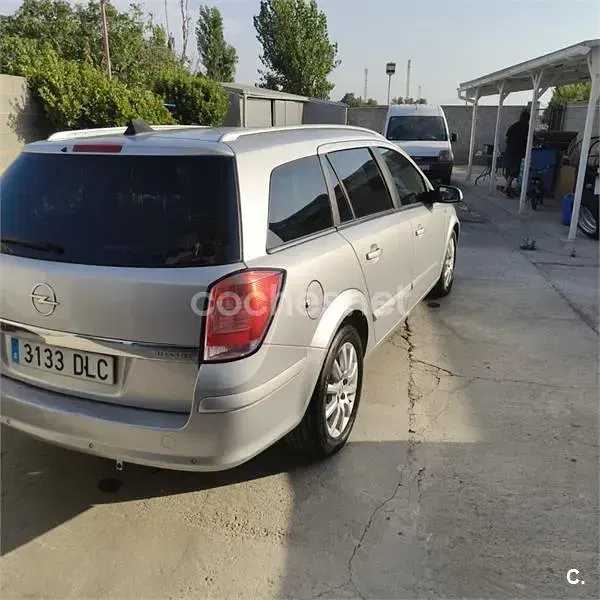 Usado Opel Astra Cosmo 150 CV (110 kW) 2005 Gris / plata Familiar