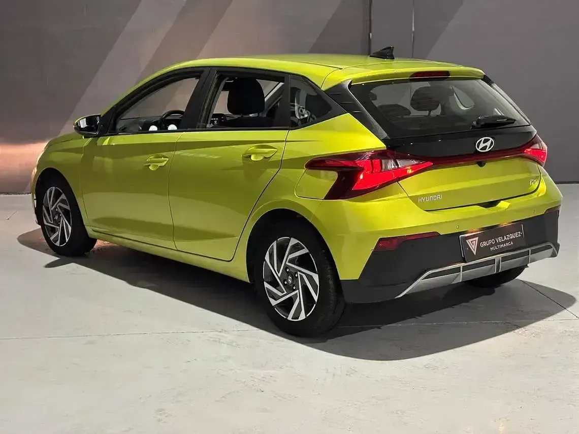 Usado Hyundai i20 84 CV (61 kW) 2023 Verde Berlina