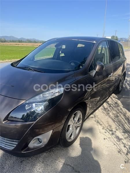 Usado Renault Grand Scénic III Dynamique 105 CV (77 kW) 2009 Marrón Monovolumen