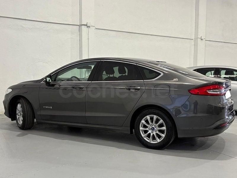 Usado Ford Mondeo Trend 187 CV (137 kW) 2019 Gris / plata Berlina