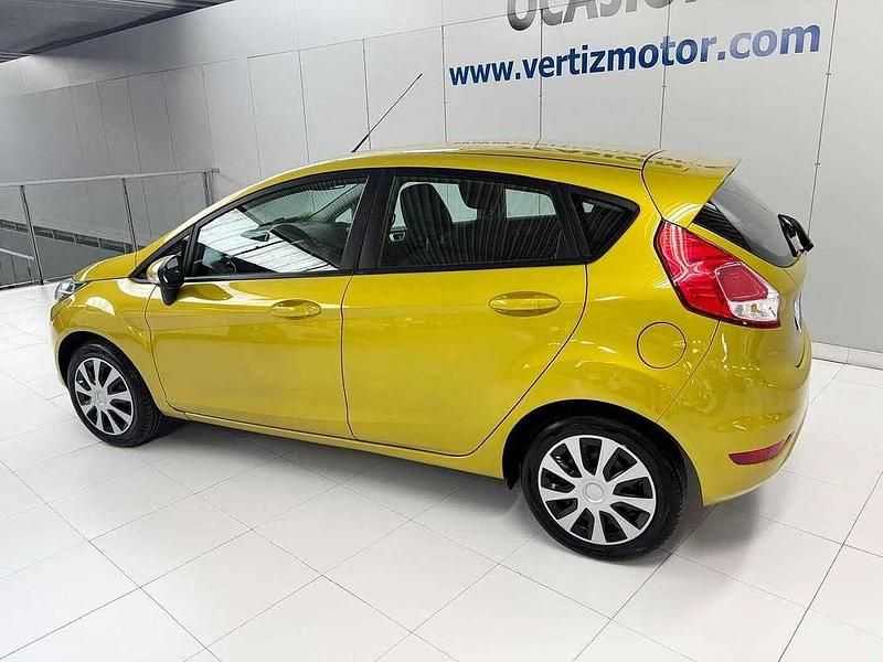 Usado Ford Fiesta Trend 82 CV (60 kW) 2014 Amarillo Utilitario