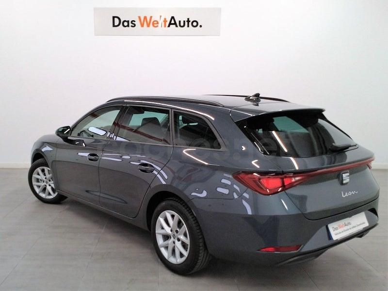 Usado Seat Leon Style 150 CV (110 kW) 2025 Gris / plata Familiar
