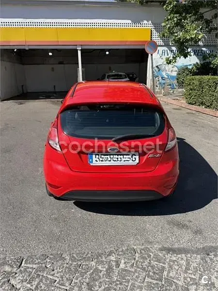 Usado Ford Fiesta Trend 60 CV (44 kW) 2015 Rojo Utilitario