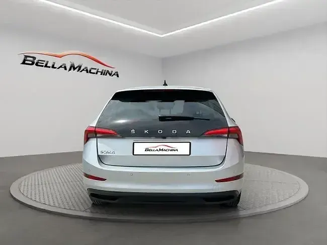 Usado Skoda Scala Ambition 95 CV (69 kW) 2023 Gris Utilitario