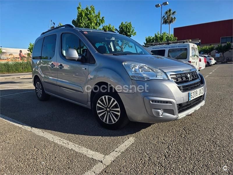 Usado Peugeot Partner Tepee Active 100 CV (73 kW) 2016 Gris / plata Monovolumen