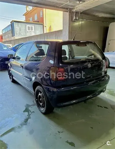 Usado VW Polo 60 CV (44 kW) 1999 Azul Berlina