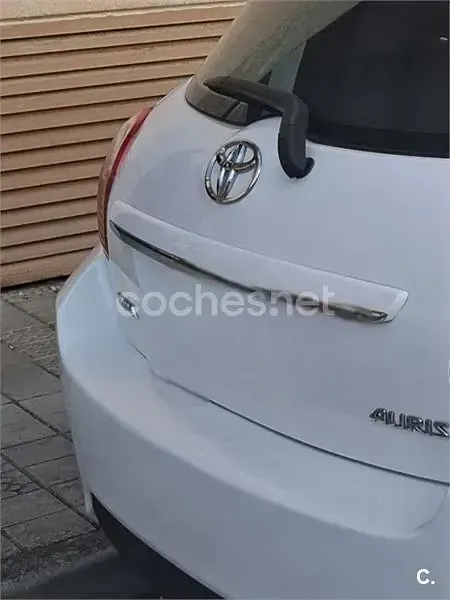 Usado Toyota Auris Active 132 CV (97 kW) 2011 Blanco Utilitario