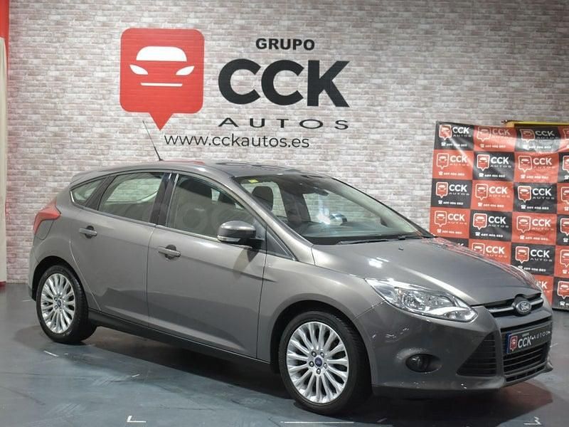 Usado Ford Focus 115 CV (84 kW) 2014 Gris / plata Berlina