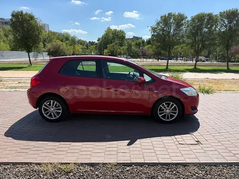 Usado Toyota Auris Active 90 CV (66 kW) 2009 Rojo Utilitario