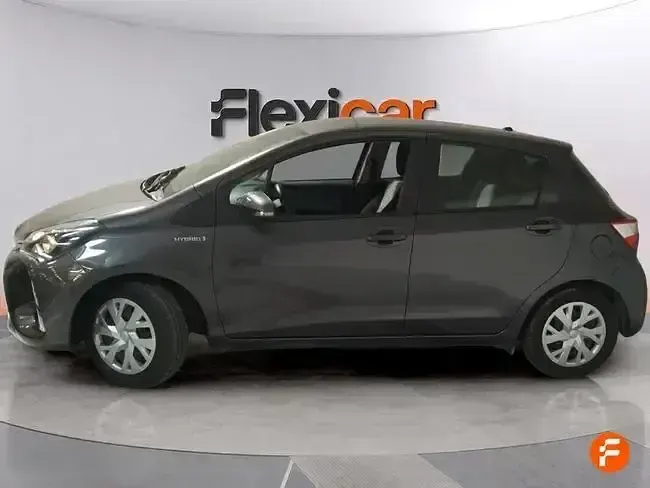 Usado Toyota Yaris Hybrid Active 100 CV (73 kW) 2019 Gris