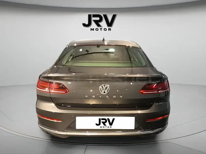 Usado VW Arteon Elegance 150 CV (110 kW) 2019 Gris / plata Utilitario