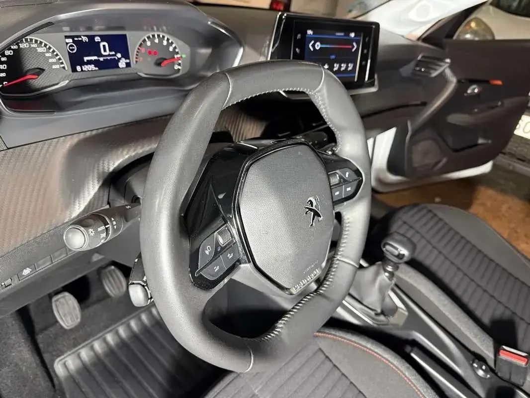 Usado Peugeot 208 Active 102 CV (75 kW) 2023 Blanco Utilitario