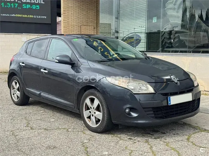 Usado Renault Mégane III Dynamique 105 CV (77 kW) 2009 Gris / plata Berlina