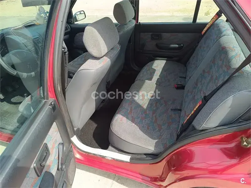 Usado Peugeot 106 60 CV (44 kW) 1996 Rojo Utilitario
