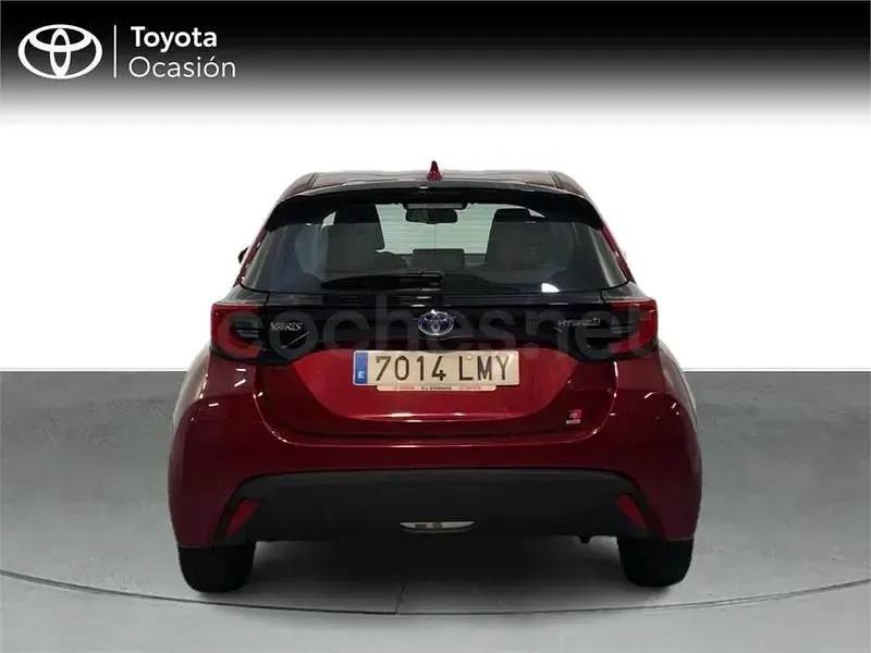 Usado Toyota Yaris Hybrid Active 116 CV (85 kW) 2021 Rojo Berlina