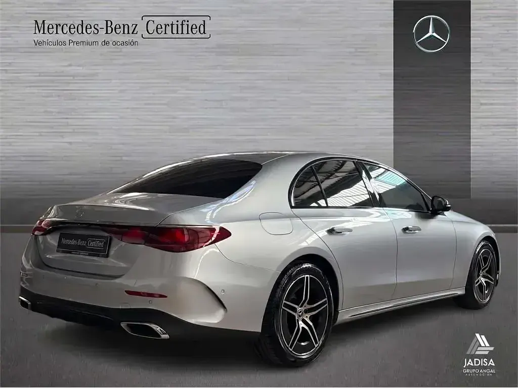 Usado Mercedes E220 197 CV (144 kW) 2025 Gris / plata Berlina