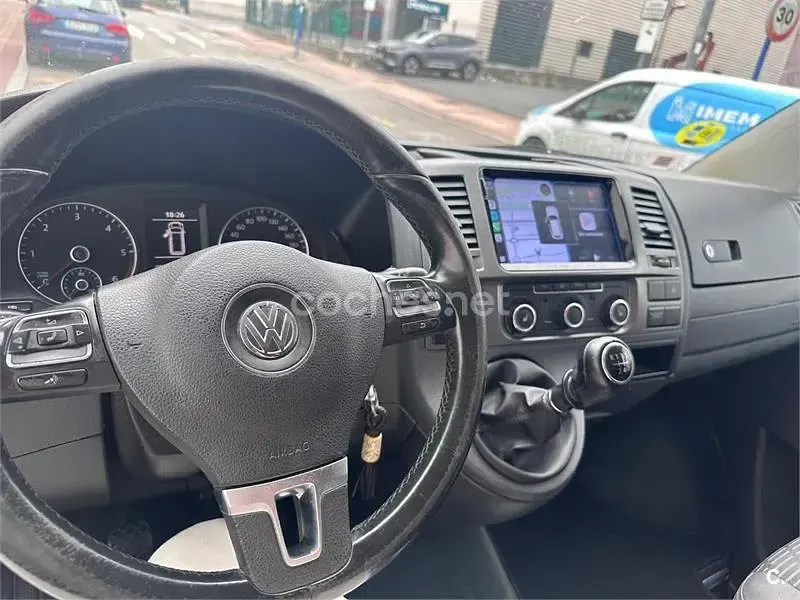 Usado VW Multivan 114 CV (83 kW) 2011 Rojo Monovolumen