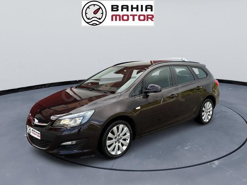 Usado Opel Astra Excellence 110 CV (80 kW) 2014 Violeta / lila Familiar