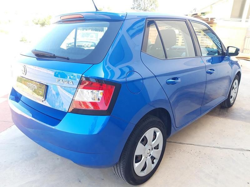 Usado Skoda Fabia Style 90 CV (66 kW) 2016 Azul
