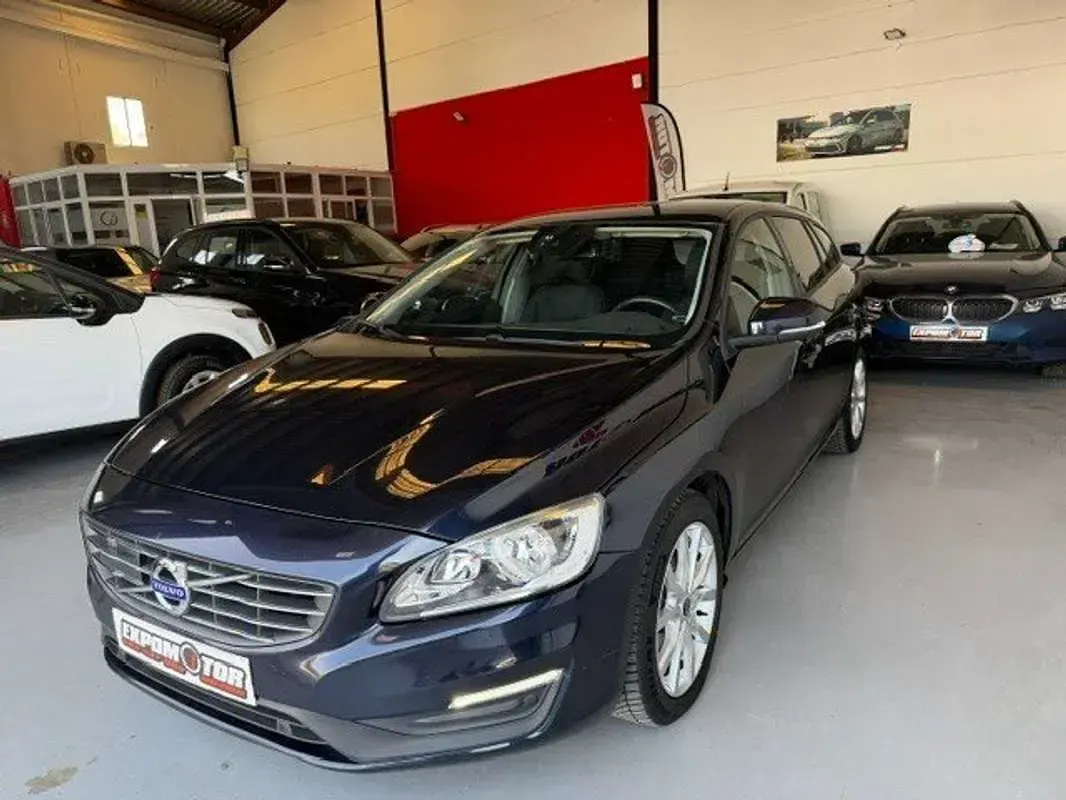 Usado Volvo V60 Kinetic 120 CV (88 kW) 2018 Azul Familiar